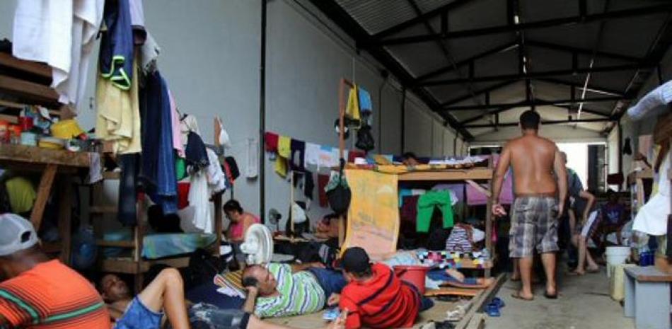 Hacinados en improvisados albergues en la localidad colombiana de Turbo unos 2.000 cubanos, hombres mujeres y niños, pasan los días esperando noticias sobre su futuro para saber si podrán seguir su viaje a Estados Unidos o si serán deportados a su país.