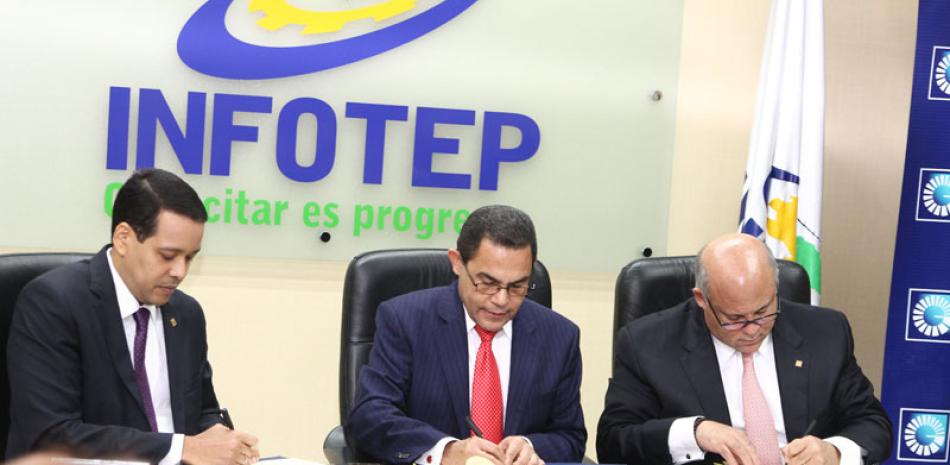 Firma. Ejecutivos de la Fundación Popular renuevan acuerdo junto con el director de Infotep