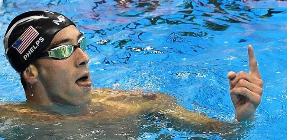 Michael Phelps hace la señal del número uno después de obtener un batallado primer lugar en la prueba 200 metros mariposa del torneo de natación de los Juegos de Río.