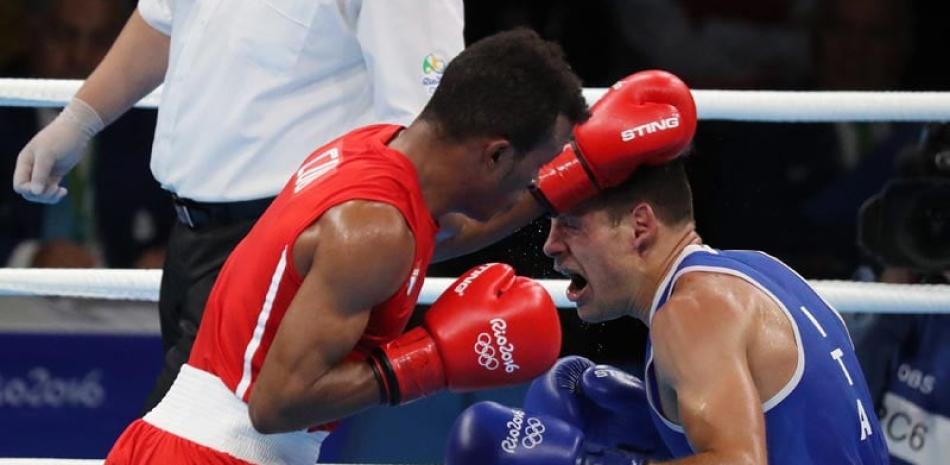 Jorge Lázaro Álvarez, de Cuba, golpea a Carmine Tommasone, de Italia, durante un combate de boxeo de los Juegos Olímpicos Río 2016 en Riocentro.