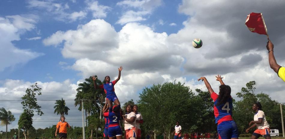 Acción del partido entre las selecciones dominicana y de Cuba en el marco de la Copa Máximo Gómez de Rugby, que se realizó en Bayamo, provincia de Granma.