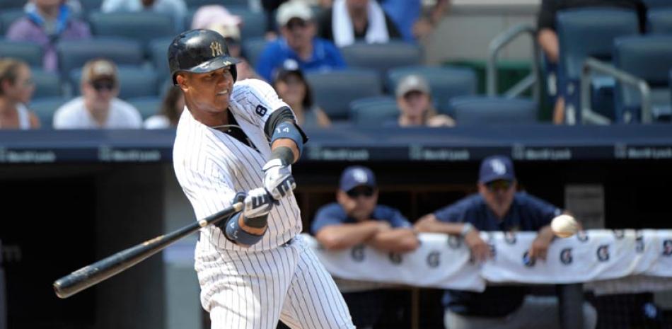 Starlin Castro completa el swing con el cual disparó un vuelacercas en la victoria de los Yankees ayer.