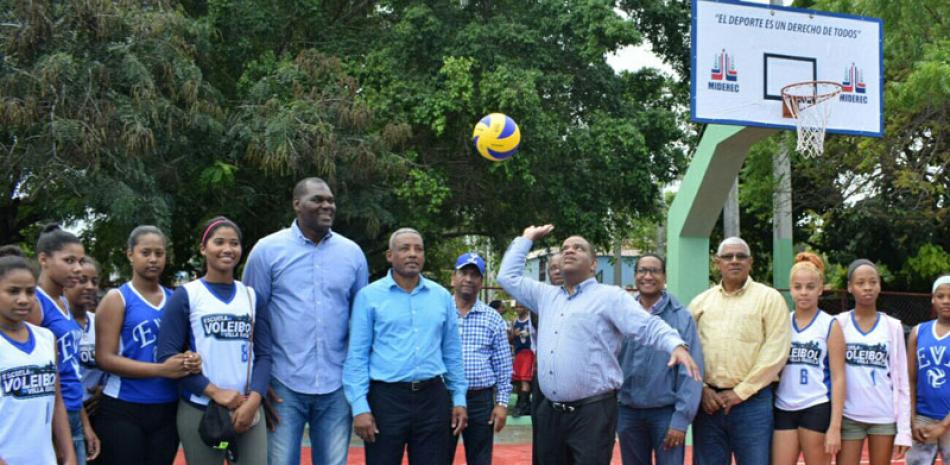 El ministro de Deportes Danilo Díaz realiza un saque de honor en para un juego de Korfball en Villa Isabela, Puerto Plata, donde entregó rehabilitada una cancha.