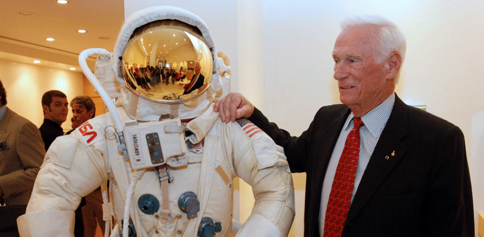Fotografía de archivo del 16 de junio de 2009 del astronauta estadounidense Eugene Cernan posando junto a un traje espacial durante un evento por el 40 aniversario de la primera llegada del hombre a la luna, en Madrid, España.