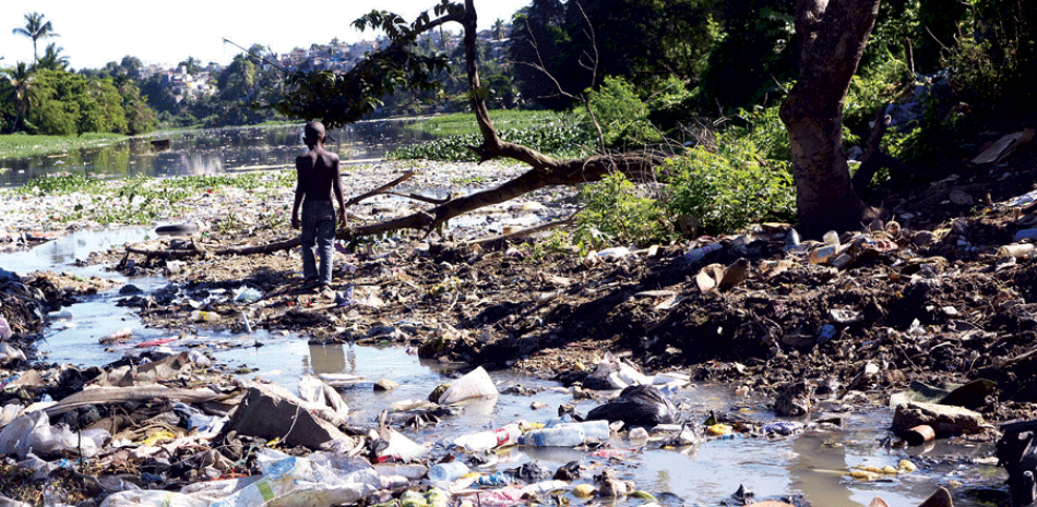 Orillas del río Isabela. El gran cúmulo de basura a orillas del río Isabela, en muchas ocasiones, lanzadas por las mismas personas que viven en sus alrededores, propagan diferentes tipos de enfermedades que afectan más a los niños.