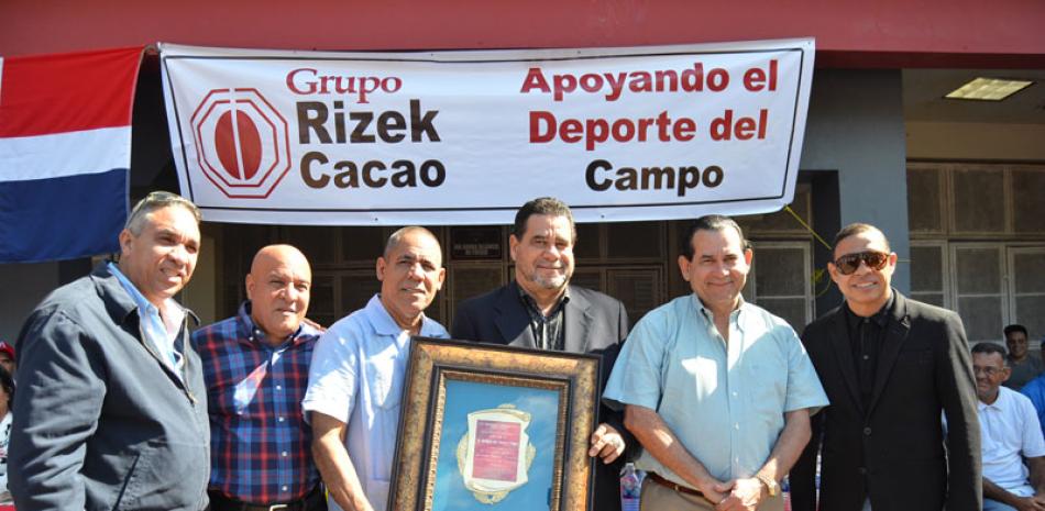 Benigno Portuondo, a quien se le dedica el torneo, recibe una placa de Jochy Taveras, Amilcar Romero, Wilgen Brito, Franklin Lantigua, el alcalde Alex Díaz.