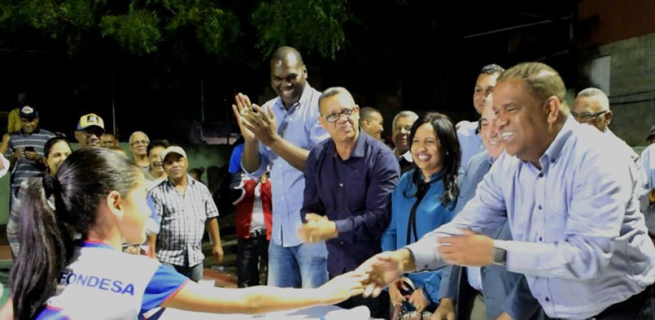 La niña Ehimy Peña Ventura saluda al ministro Danilo Díaz luego de su exposición en el acto de reapertura de la cancha club José Medrano, en Mao.