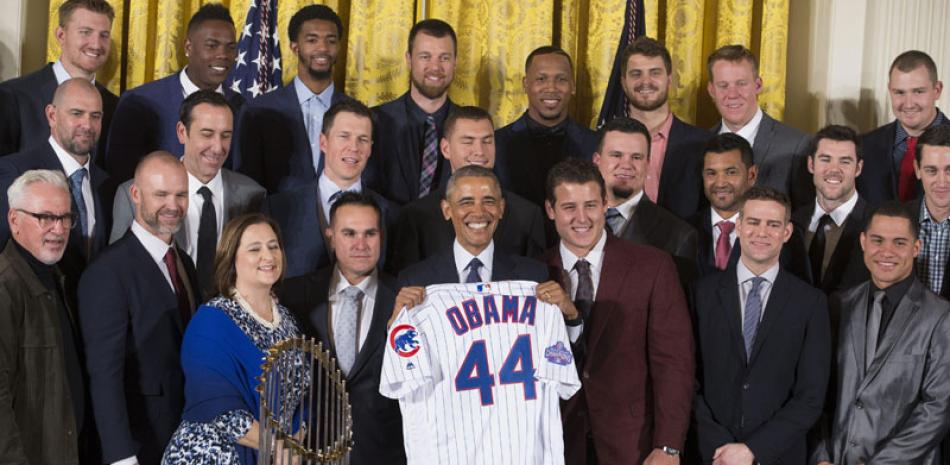 Barack Obama posa junto al primera base de los Cachorros de Chicago Anthony Rizzo ayer en un encuentro para homenajear al equipo que fue campeón de la Serie Mundial 2016, en el Salón Este de la Casa Blanca en Washington.