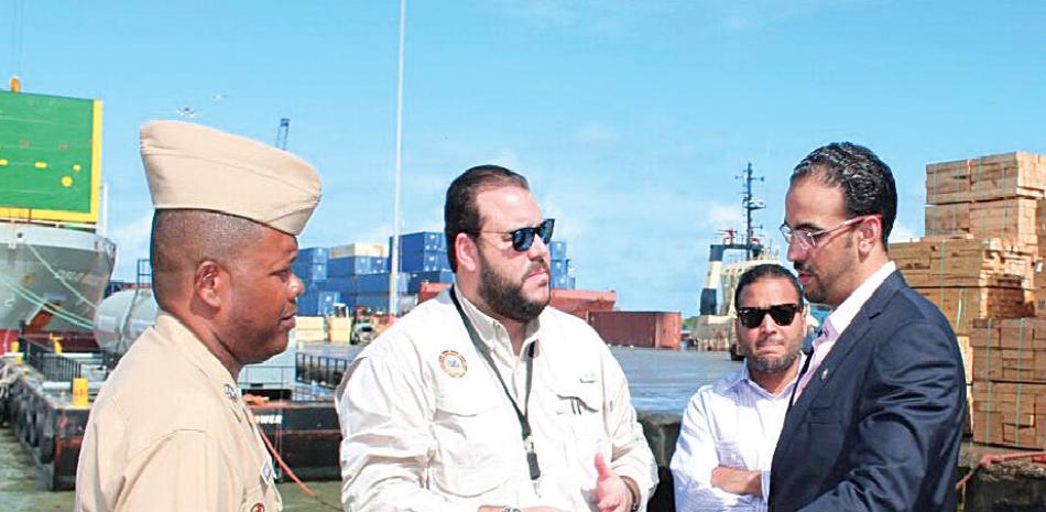 Encuentro. Víctor Gómez Casanova escucha explicaciones sobre las condiciones del puerto.