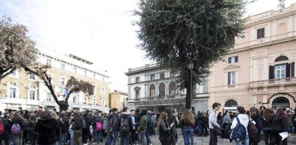 Estudiantes y profesores permanecen en los alrededores del colegio Machiavelli tras registrarse un terremoto de 5.6 de magnitud en Roma (Italia) hoy, 18 de enero de 2017. Otro terremoto de 5.4 de magnitud golpeó el centro del país a las 11.14 hora local, mientras que un tercero de 5.3 se registró a las 11.26 hora local. El metro y las escuelas de Roma han sido evacuadas. EFE/Massimo Percossi