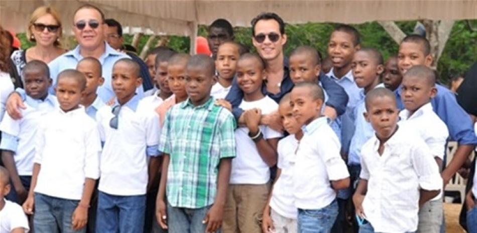 Archivo: Marc Anthony junto a los niños de orfanato.