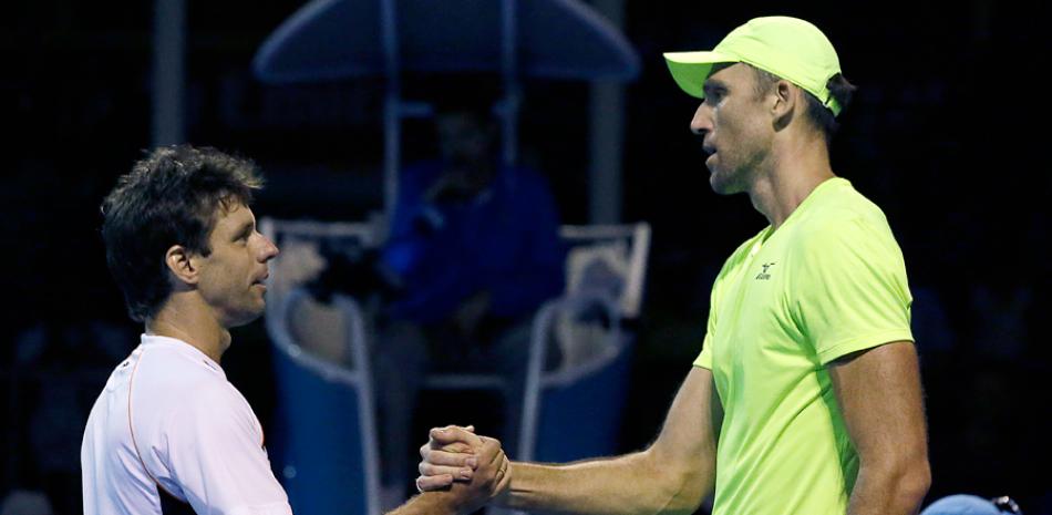 Horacio Zeballos e Ivo Karlovic se saludan luego de su “maratón” de tenis.