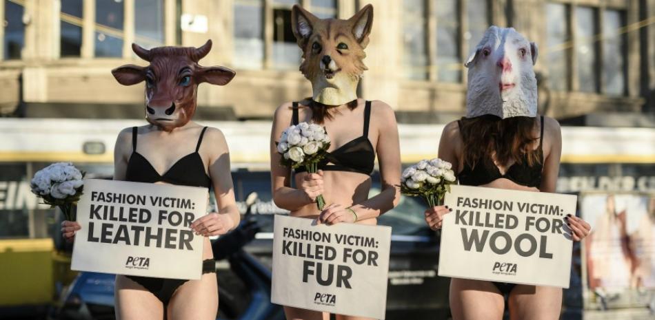Protesta con motivo de la Semana de la Moda de Berlín que inició ayer. Activistas piden se deje de usar cuero y piel de animales para artículos de moda.  (EFE/Clemens Bilan)
