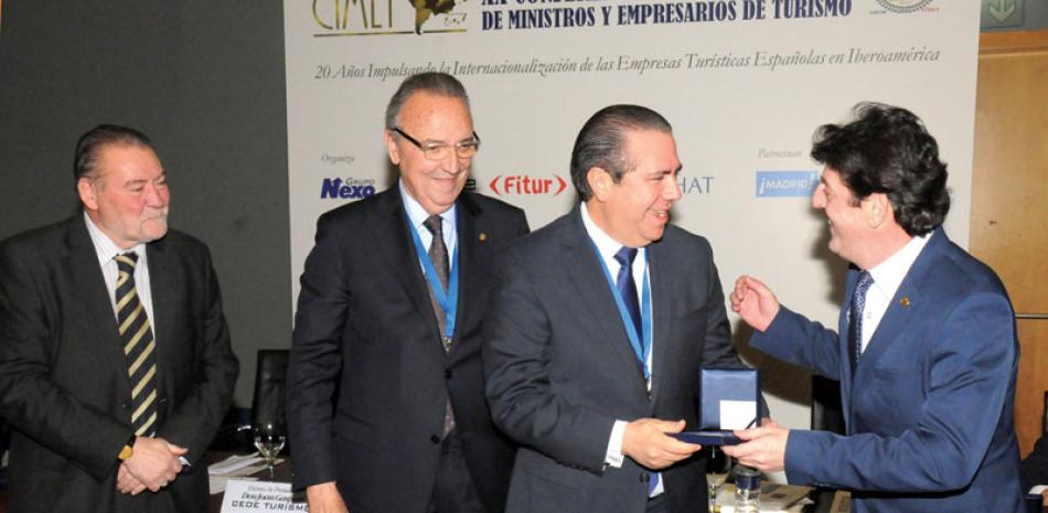Distinción. El ministro de Turismo, Francisco Javier García, recibe la Medalla al Mérito Turístico que le fue entregada por la Conferencia Iberamericana de Ministros de Turismo (CIMET).