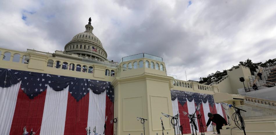 Preparativos. Un trabajador coloca micrófonos frente al Capitolio, en Washington DC, mientras se ultiman los preparativos para la investidura mañana de Donald Trump como el cuadragésimo quinto presidente de Estados Unidos.