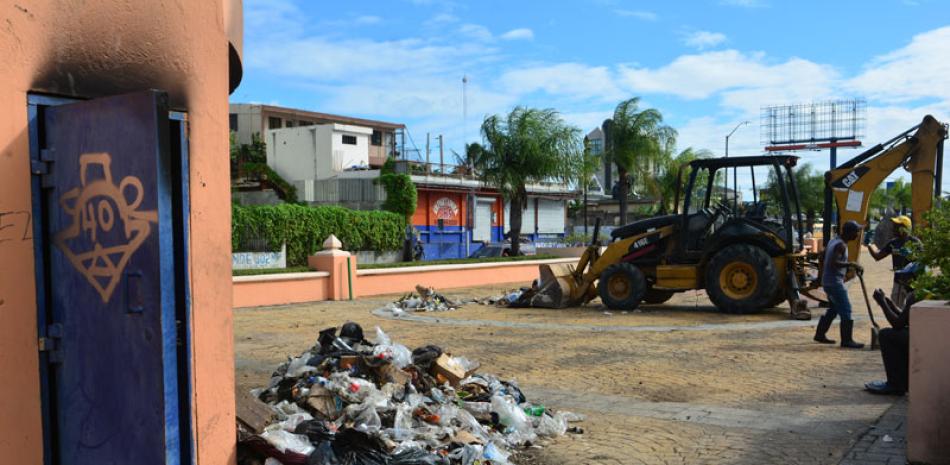 Recuperación. Brigadas del Ayuntamiento de Santo Domingo Este durante la jornada de limpieza del bulevar de Las Américas.