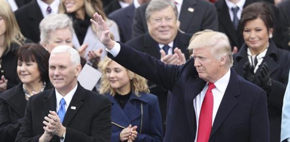 El presidente electo, Donald Trump (d), junto a su vicepresidente, Mike Pence, a su llegada al Capitolio para ser investido como el 45º presidente de los Estados Unidos en Washington DC (EE.UU.) hoy, 20 de enero de 2017. EFE/JIM LO SCALZO