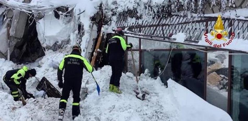 Fotografía facilitada por el Departamento de Bomberos de Italia que muestra la operación de rescate en el hotel Rigopiano en Farindola en la región de Abruzzo (Italia) ayer, 19 de enero de 2017. EFE