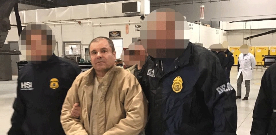 El narcotraficante mexicano Joaquín "El Chapo" Guzmán es visto ayer, jueves 19 de enero de 2017, a su llegada al aeropuerto MacArthur, en Nueva York (Estados Unidos), procedente de Ciudad Juárez (México)
