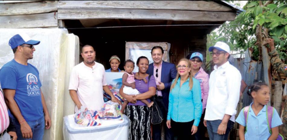 Daños. El alcalde Abel Martínez y la directora del Plan Social de la Presidencia, Iris Guaba, durante la entrega de ajuares a familias afectadas por las inundaciones en diciembre pasado.