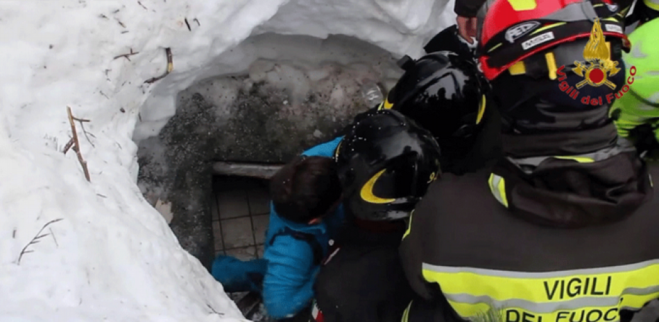 Captura de vídeo facilitada por el Departamento de Bomberos de Italia que muestra el rescate de supervivientes en el hotel Rigopiano en Farindola en la región de Abruzzo (Italia) hoy, 20 de enero de 2017.