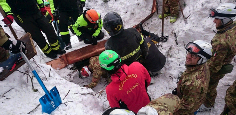 Personal de auxilio realizan una operación de rescate en la zona cerca del hotel Rigopiano en Farindola, Italia, hoy 20 de enero de 2017.
