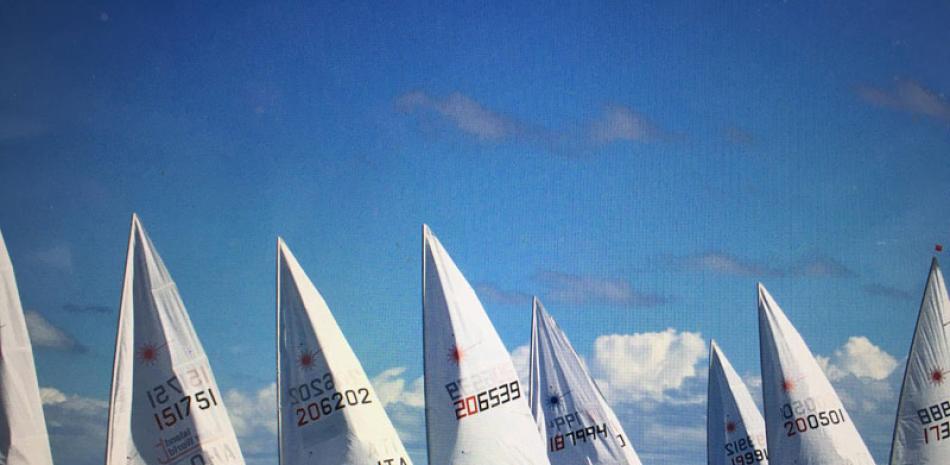 Un pelotón de veleros se desplaza en las aguas del litoral de Cabarete, durant el primer día de competencia de la Regata Internacional Carib Wind.