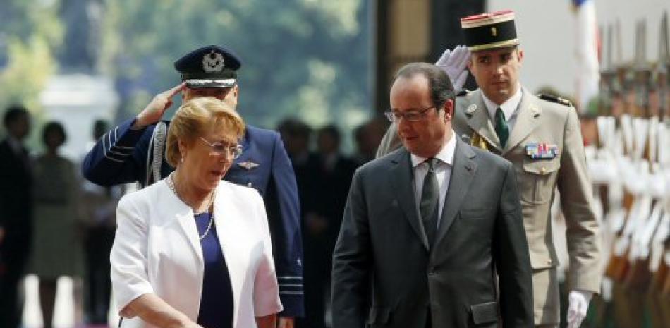 La presidenta de Chile, Michelle Bachelet, recibe al presidente de la República Francesa, François Hollande,  en el palacio de La Moneda en Santiago de Chile (Chile).