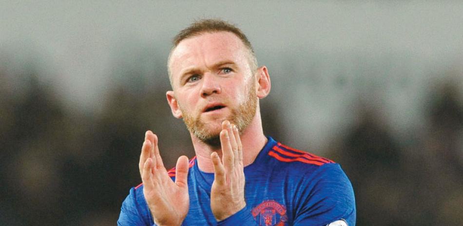 Wayne Rooney, del Manchester United, aplaude al público tras el empate 1-1 contra Stoke por la liga Premier. Rooney anotó el gol del empate y se convirtió en el goleador histórico de United.