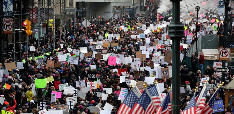 Movimiento. En la marcha de mujeres ayer en Washington se vieron carteles con leyendas como “Las mujeres no retrocedemos” y “Menos miedo más amor”.