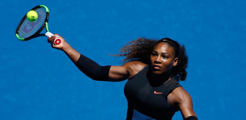Serena Williams aparece en acción contra Nicole Gibbs durante la tercera ronda del Abierto de Australia en Melbourne.