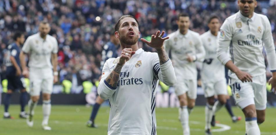 Sergio Ramos, del Real Madrid, celebra tras anotar el primero de los dos goles que consiguió para su equipo ayer frente al Málaga en acción de la Liga Española en el estadio Santiago Bernabeu.