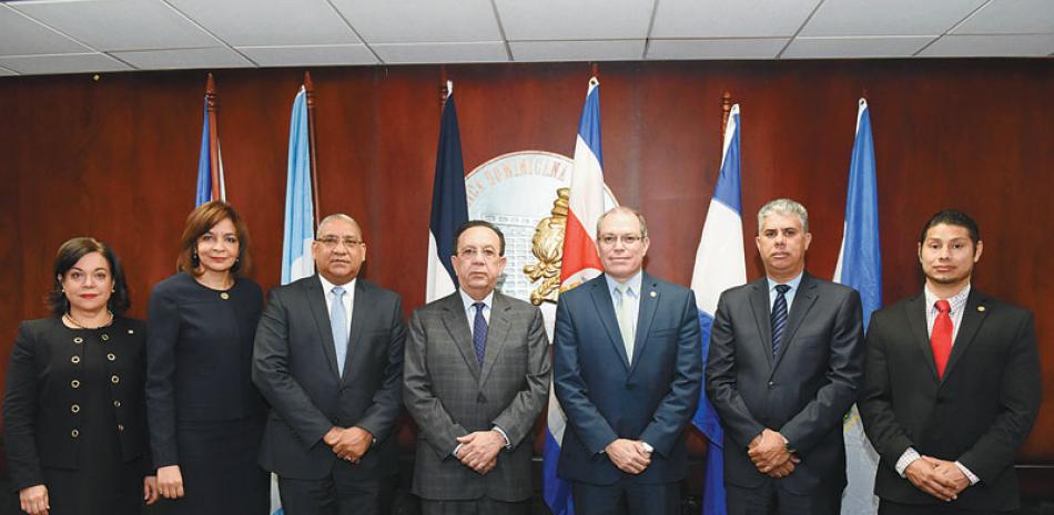 Héctor Valdez Albizu, junto a funcionarios y técnicos de instituciones participantes.