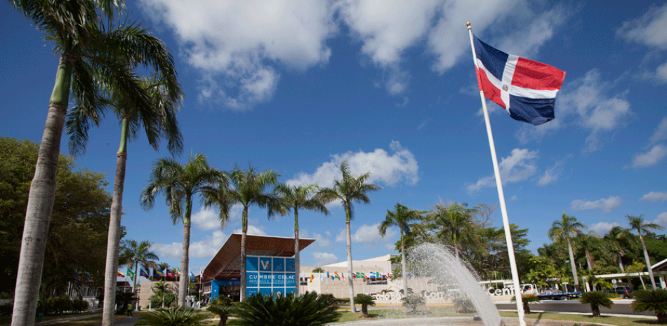 La bandera de República Dominicana ondea en el Centro de Convenciones Barcelo Bávaro donde se llevará a cabo la V Cumbre de la Comunidad de Estados Latinoamericanos y Caribeños (Celac) en República Dominicana, el martes 24 de enero de 2017. (AP Foto/Tatiana Fernández)