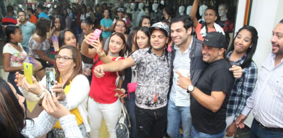 Gente. Roberto Ángel Salcedo rodeado de asistentes a los cines.
