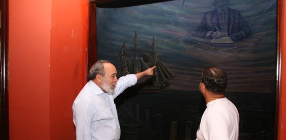 Momento. Francisco Pagán, director de OISOE, junto al museógrafo Juan Gilberto Núñez, explican a periodistas el significado de 13 dioramas históricos presentes en el museo, que abre hoy al público.