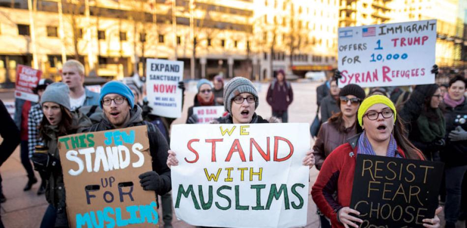 Protesta. Un grupo de personas que apoya a los musulmanes estadounidenses participaron ayer en una protesta contra el presidente Donald Trump.