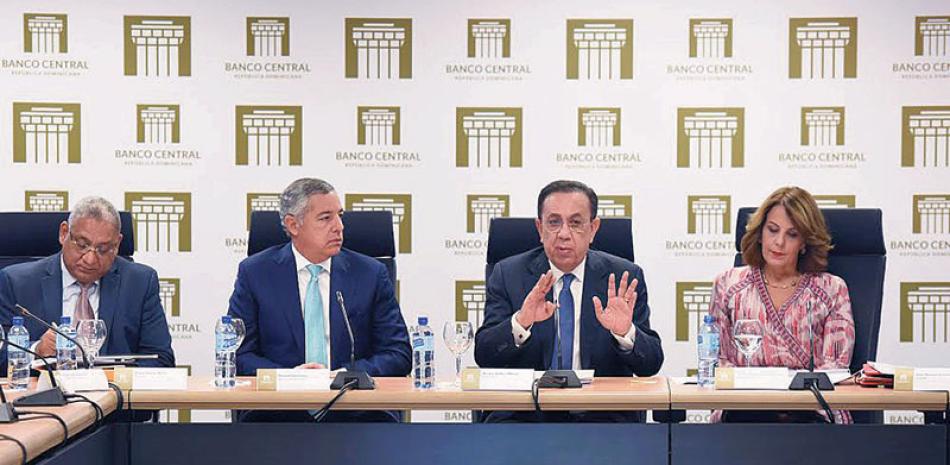 Presentación. El gobernador del BC Héctor Valdez Albizu presentó junto al ministro de Hacienda Donald Guerrero y a la vicegobernadora del BC el informe preliminar de la economía dominicana.