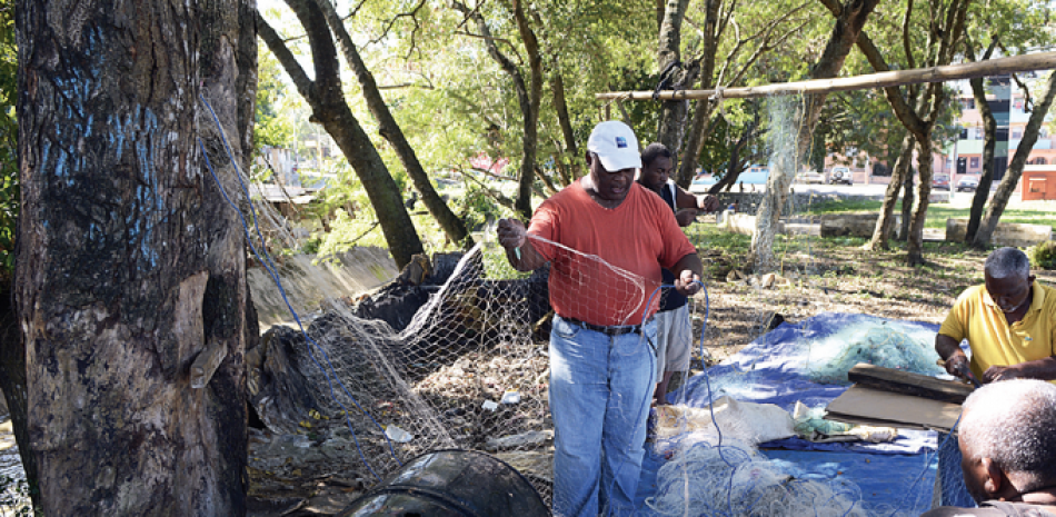 Preparativos. Miembros de la Asociación de Pescadores río Ozama e Isabela se preparan para pescar.