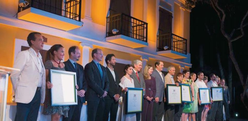 Premiados. María Amalia León de Jorge, al centro, junto a los demás miembros de la familia al momento de hacer entrega de los premios.