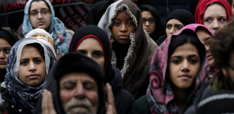 Decenas de personas se manifestaron hoy en Nueva York en apoyo a las comunidades musulmanas e inmigrantes de la ciudad este viernes 27 de enero. La manifestación fue convocada en respuesta a los planes del presidente Donald Trump de suspender la entrada a Estados Unidos de los nacionales de una serie de países en un plazo de 30 días desde la entrada en vigor de la orden.