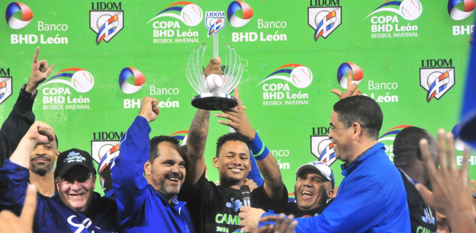 Sergio Alcántara exhibe el trofeo que lo consagra como el Jugador Más Valioso de la Serie final.