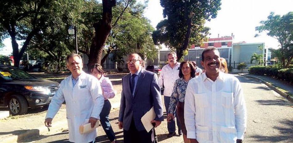 Nelson Rodriguez Monegro, director del SNS, al momento de llegar al hospital Estrella Ureña del Seguro Social en Santiago