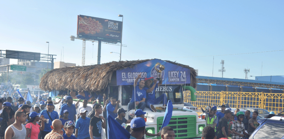 Caravana del triunfo del Licey recorre las principales calles de