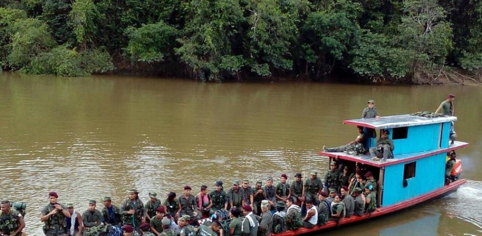 Fotografía cedida hoy, el domingo 29 de enero de 2017, por el Bloque Sur de las FARC, de sus integrantes dirigiéndose a los sitios de concentración por el río Mecaya en el Putumayo (Colombia). Miembros del Bloque Sur de las Fuerzas Armadas Revolucionarias de Colombia (FARC) iniciaron hoy su marcha hacia las Zonas Veredales Transitorias de Normalización (ZVTN) del país, a pesar de que aseguran que hay incumplimiento del Gobierno en la adecuación de las mismas, según informó esa organización. (EFE/Bloque Sur de las FARC)