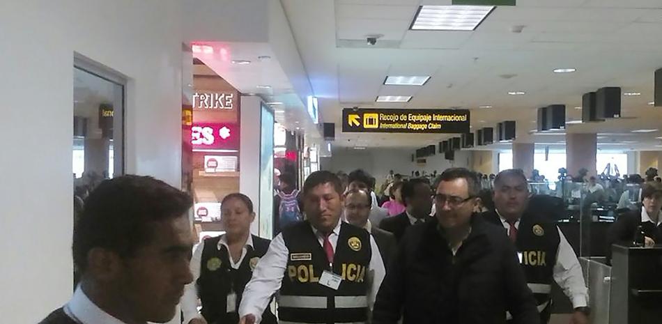 Fotografía cedida hoy, 31 de enero de 2017 del exviceministro de Comunicaciones de Perú Jorge Cuba (2d) durante los controles migratorios a su arribo a Lima desde Estados Unidos.