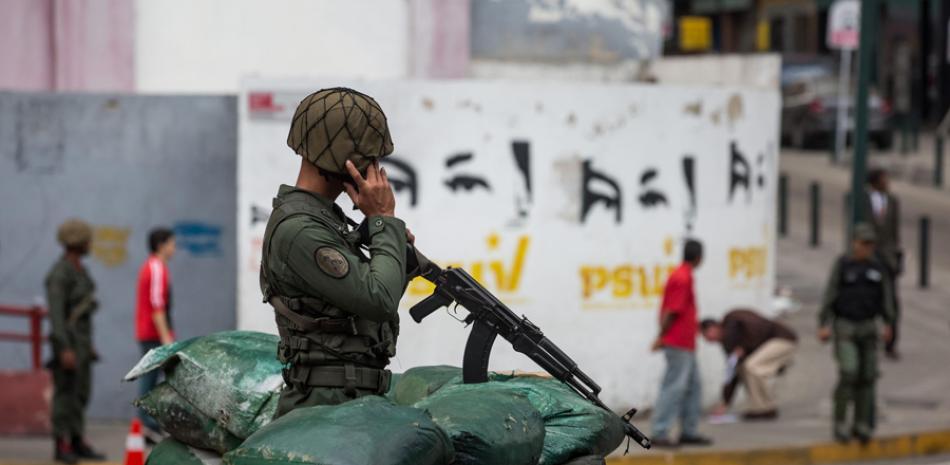 Vigilancia. Un militar custodia las inmediaciones de un lugar donde se realiza un acto del gobierno, en Caracas, Venezuela.