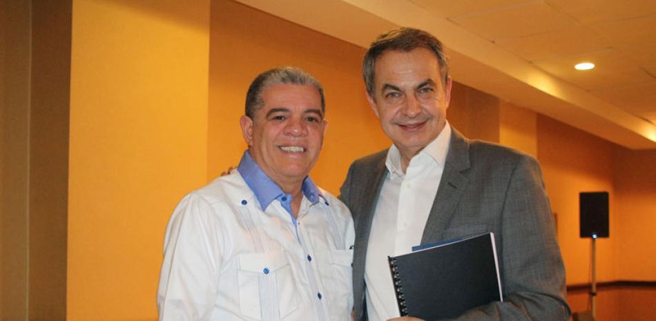 Encuentro. El expresidente José Luis Rodríguez Zapatero junto al ministro de Interior y Policía, Carlos Amarante Baret.