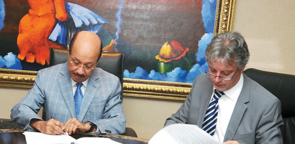 Firma. Juan Temístocles Montás y Alessandro Lagrottaglie, durante la firma del convenio en el despacho del ministro.