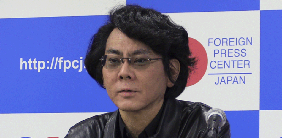 El científico nipón Hiroshi Ishiguro, creador de androides hiperrealistas capaces de interactuar con las personas, durante la conferencia que ha ofrecido hoy en Tokio en la que ha manifestado que confía en que en un par de años viviremos en una sociedad de robots.